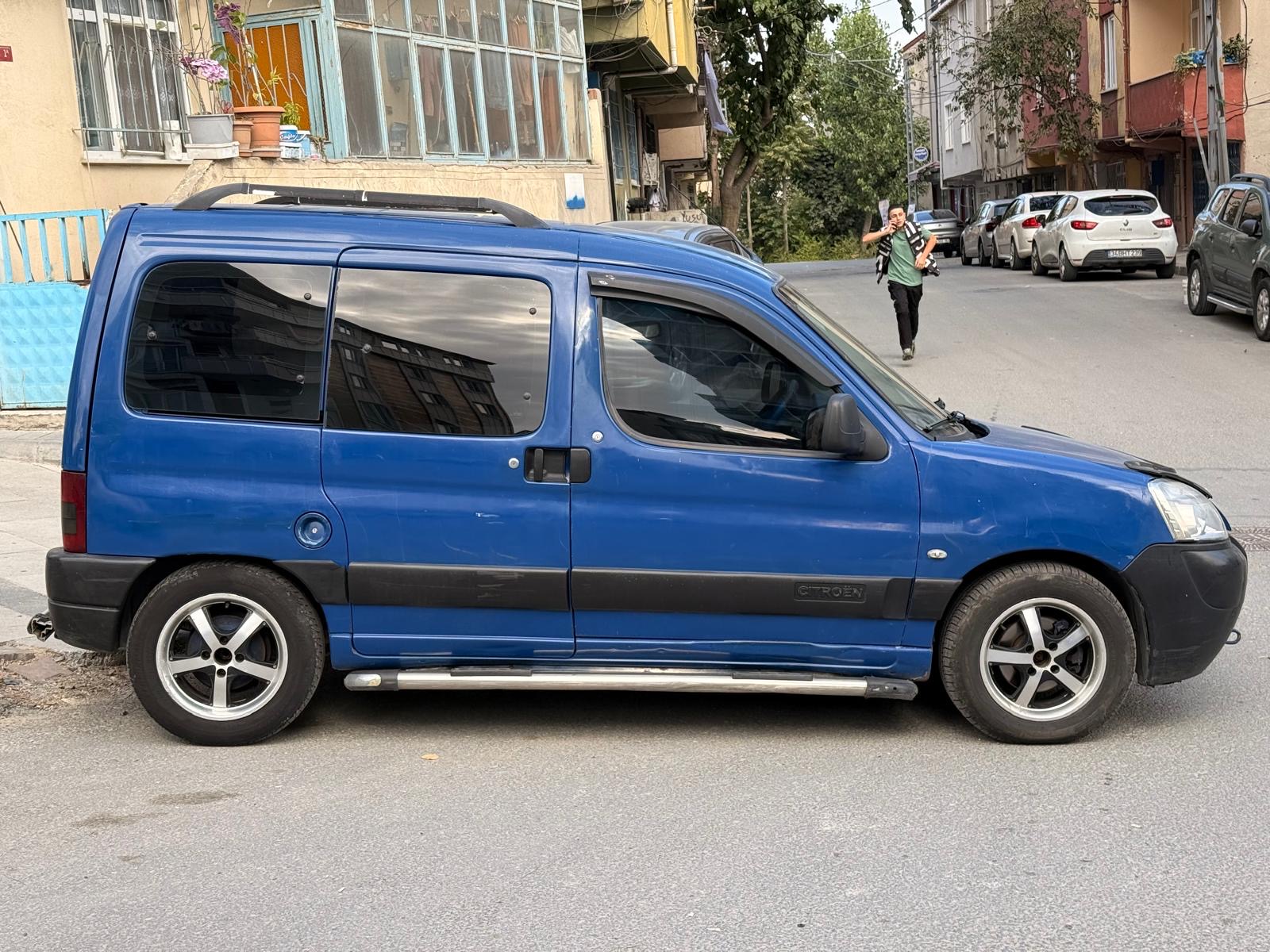 100 BİN PEŞİNAT İLE elden senetle çok temiz pejo partner taksitle araç