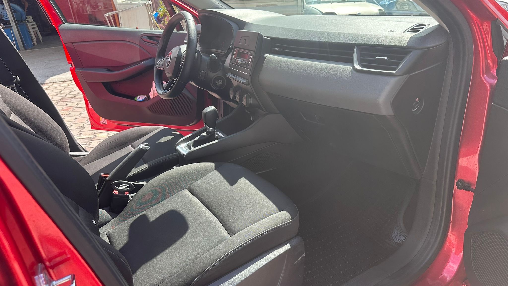 2022 MODEL CLİO 1.0TCE JOY OTOMATİK DÜŞÜK PEŞİNAT 36 AY VADE İLE ELDEN