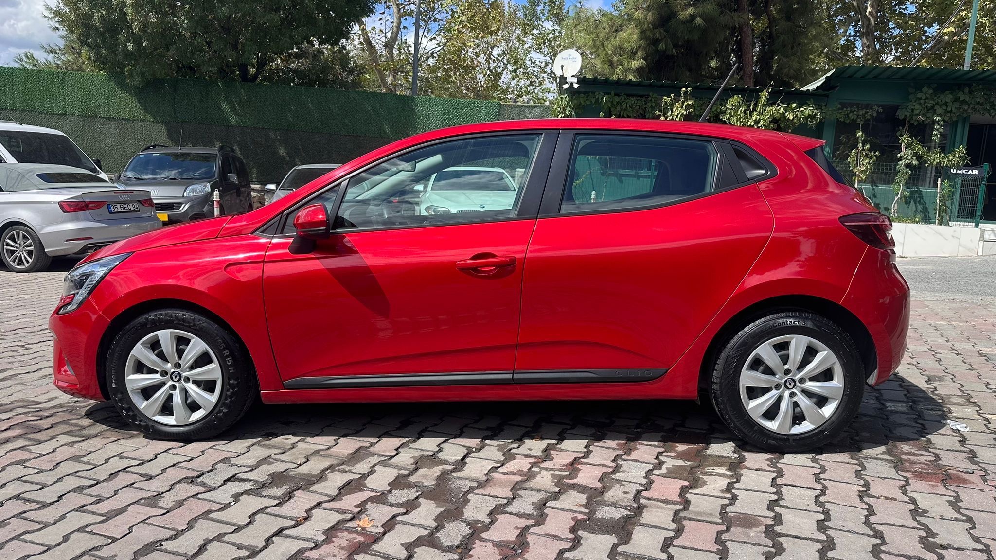 2022 MODEL CLİO 1.0TCE JOY OTOMATİK DÜŞÜK PEŞİNAT 36 AY VADE İLE ELDEN