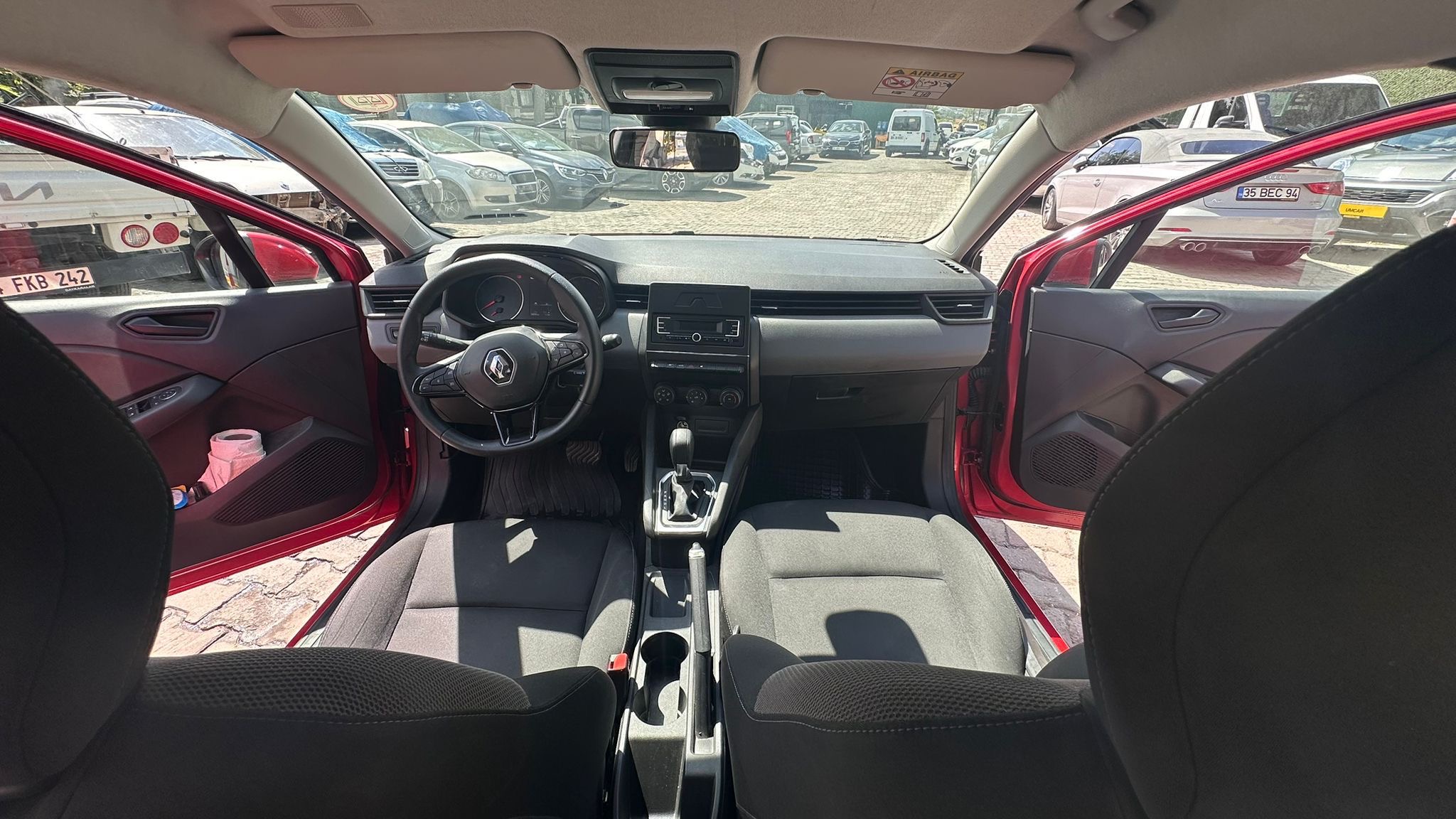 2022 MODEL CLİO 1.0TCE JOY OTOMATİK DÜŞÜK PEŞİNAT 36 AY VADE İLE ELDEN