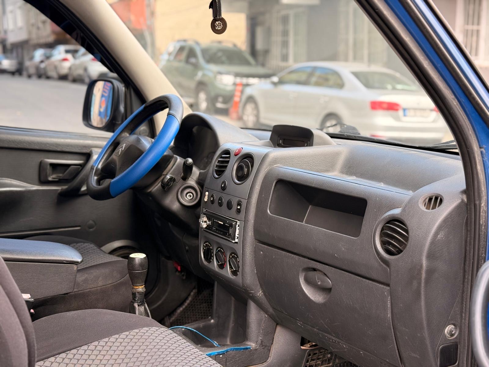 100 BİN PEŞİNAT İLE elden senetle çok temiz pejo partner taksitle araç