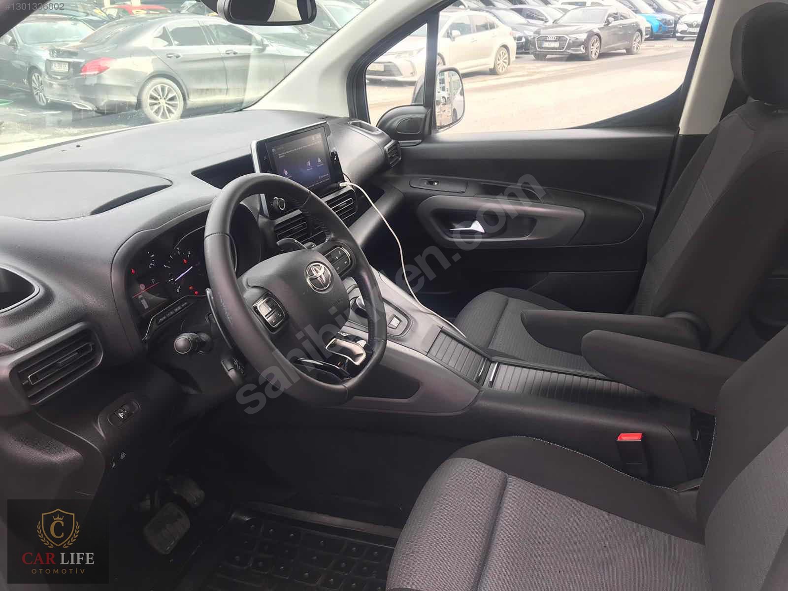 CARLİFE OTO DAN 2022 TOYOTA PROACECITY CAM TAVAN